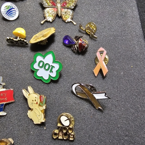 Lot Of 23 Pins And Brooches Different Styles Materials Colors And Shapes see pic - Picture 5 of 8